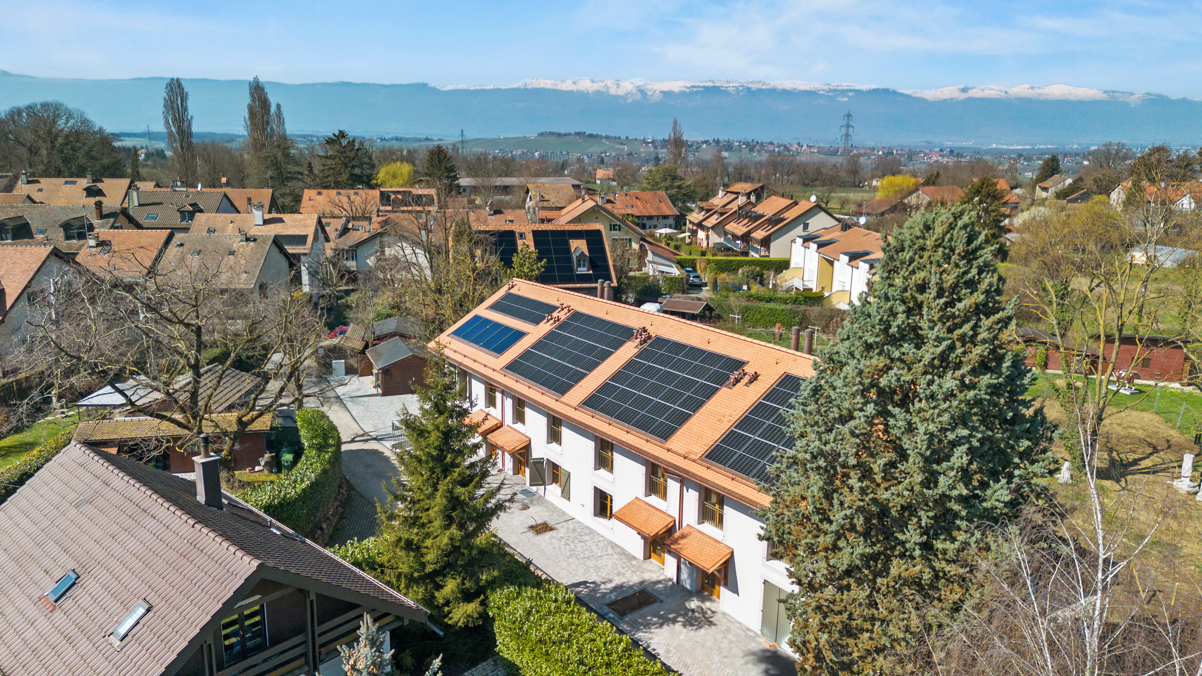Vue aérienne de Bardonnex entourée de nature